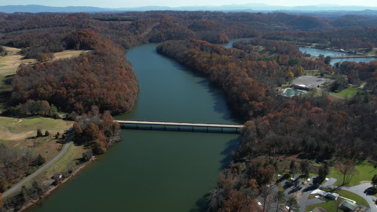 vista aérea del puente sobre el lago y el campamento en el parque estatal warriors path, tennessee, ee.uu., tiro con drones