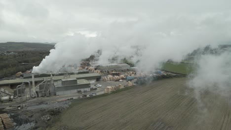 Chimenea-Que-Emite-Humo-En-La-Planta-De-Aserradero-En-Portlaoise,-Irlanda