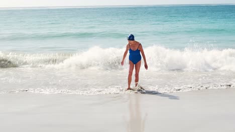 Pensionierte-Alte-Frau,-Die-Im-Meer-Spielt