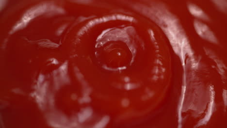 Primer-Plano-Macro-Abstracto-De-Ketchup-Llenando-Un-Contenedor