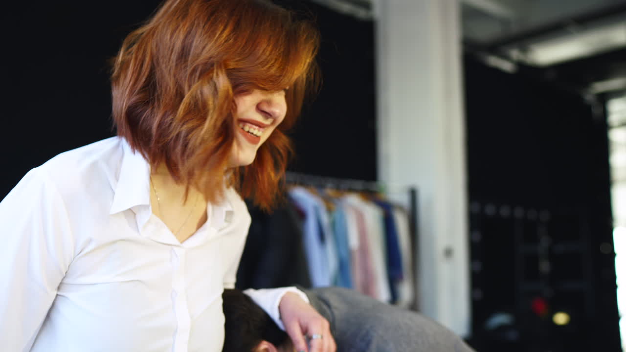 dos personas riendo en un estudio