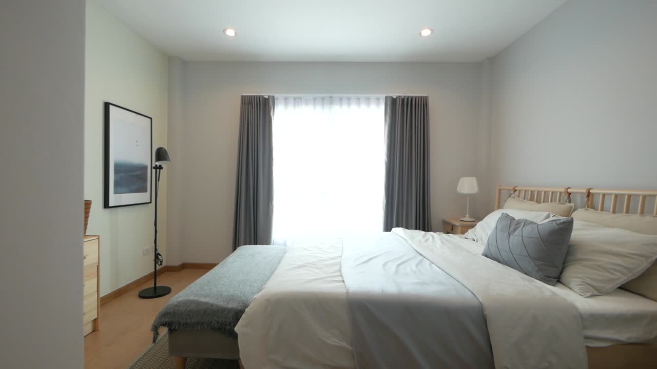 밝은 톤 장식의 미니멀 스타일 침실