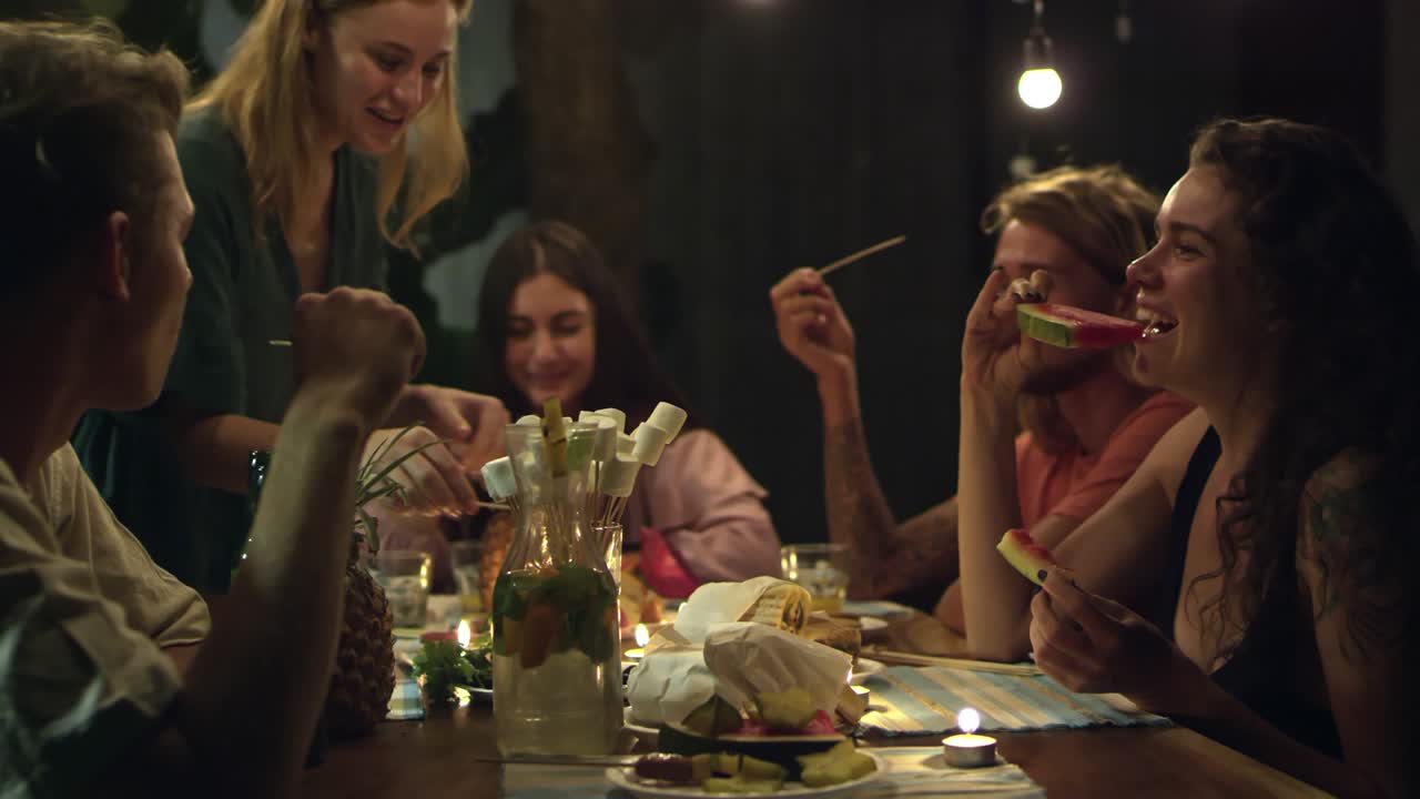 disfrutando de las frutas tropicales