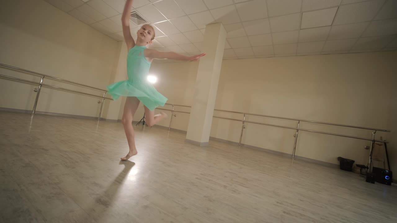 Um grupo de jovens estudantes de balé, vestindo roupas de dança pretas, praticando posições em um espaçoso estúdio de balé com piso de madeira e barras fixadas na parede. Expressões concentradas e movimentos sincronizados
