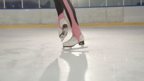 Primer-Plano-De-Una-Patinadora-Sobre-Hielo-Femenina-En-El-Hielo,-Haciendo-Una-Silueta-Giratoria-Girando-Una-Sola-Pierna