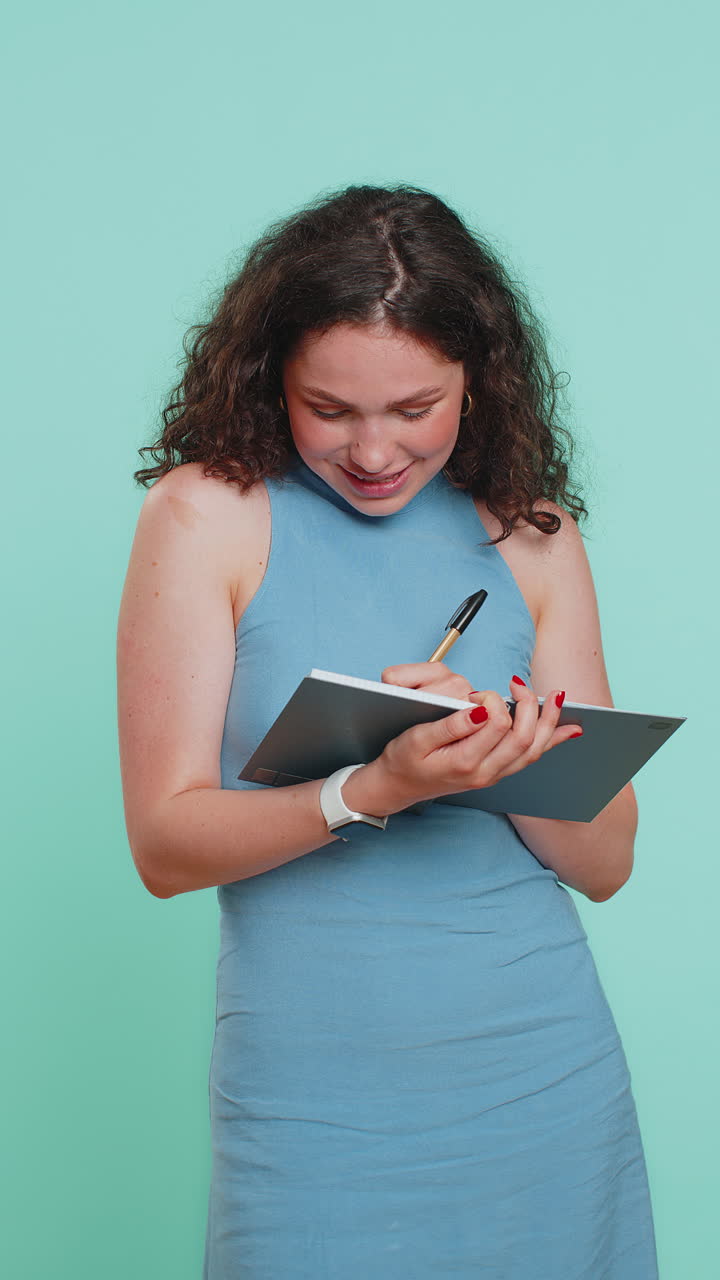 mujer haciendo notas escribiendo pensamientos con pluma en el bloc de notas cuaderno diario lista de tareas buena idea