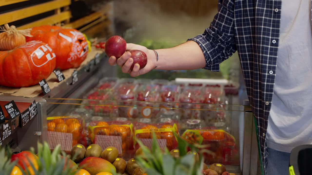 hombre comprando frutas en una tienda de comestibles