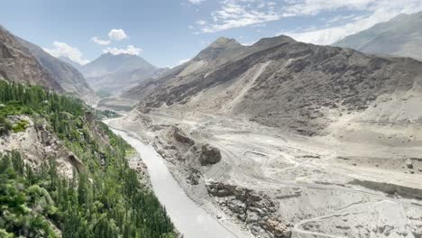 Vista-Del-Valle-De-Hunza-Desde-El-Fuerte-Altit-En-Terreno-Montañoso-De-Pakistán