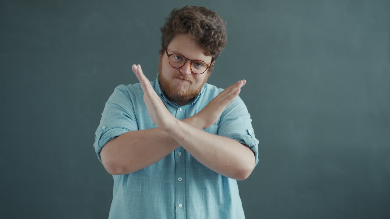 hombre con los brazos cruzados