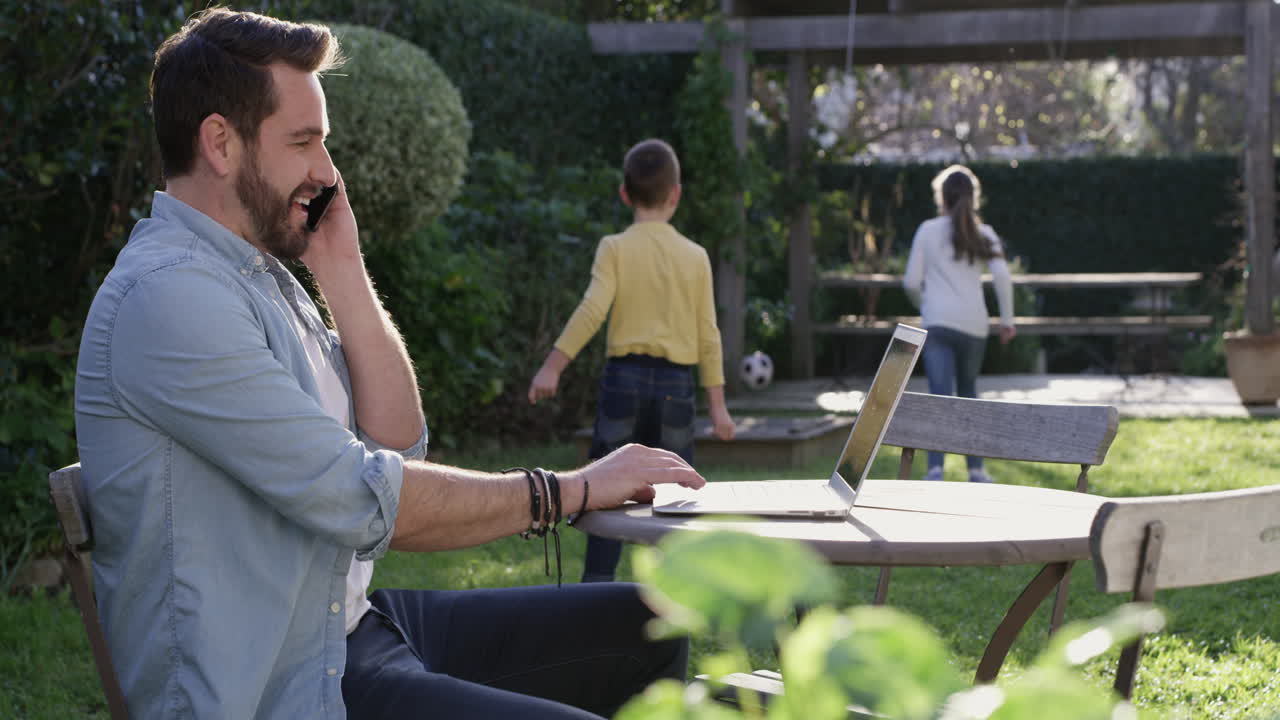 papá es un profesional en la multitarea.