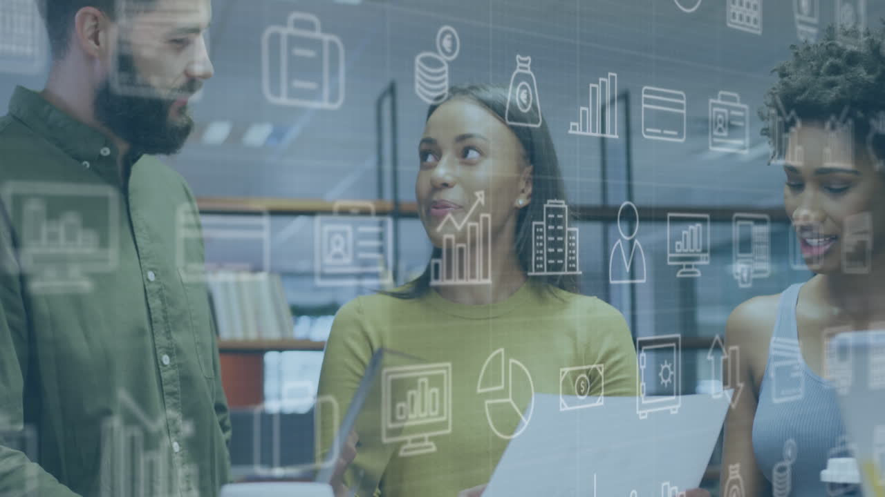 animación de iconos de aplicaciones informáticas sobre diversos colegas discutiendo informes en la oficina