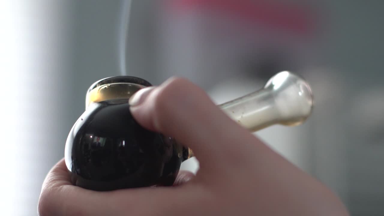 약용 마리화나와 담배 파이프를 들고 여성 손