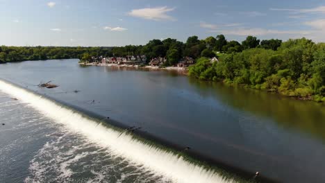 Dron-Aéreo-Descendente-Dolly-Disparado-Hacia-Fairmount-Park-Sobre-La-Cascada-Del-Río-Schuylkill-En-Un-Hermoso-Día-De-Verano