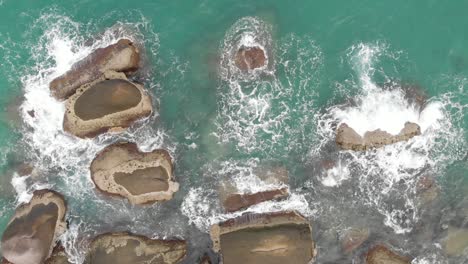 Vista-Aérea-De-Las-Olas-Del-Océano-Rompiendo-En-Las-Rocas,-Tomas-De-Drones