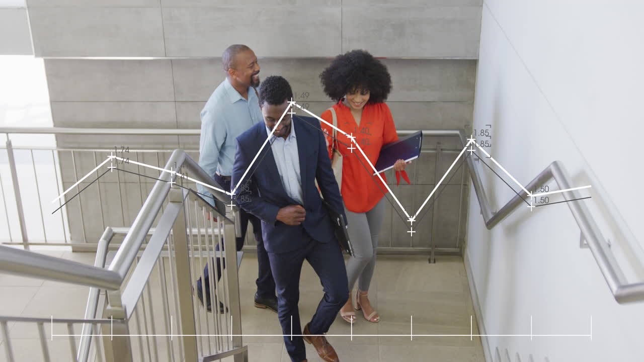 animación del procesamiento de datos financieros sobre diversas personas de negocios en la oficina