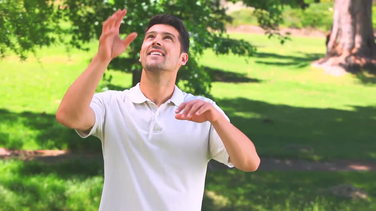 un joven jugando con una pelota