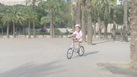 Kleines-Mädchen-Auf-Einem-Fahrrad