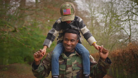 Soldado-Americano-En-Uniforme-Regresando-A-Casa-Con-Su-Familia-De-Permiso-Llevando-A-Su-Hijo-Con-Gorra-Militar