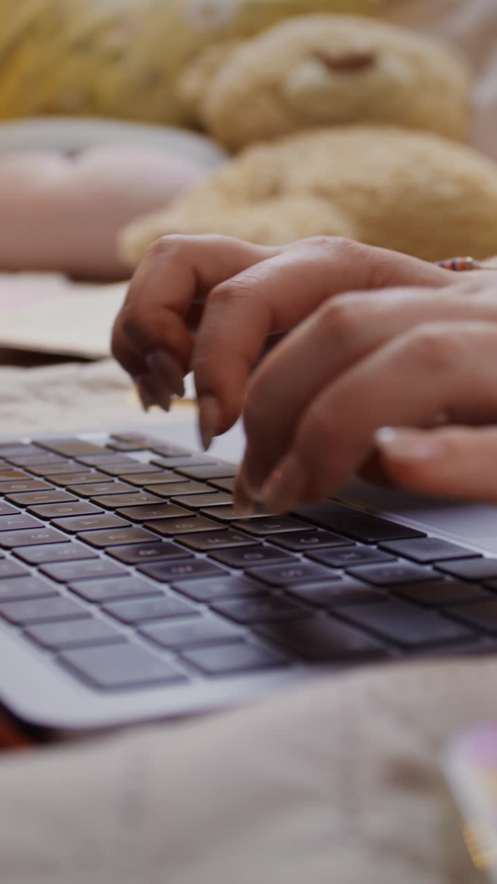 mujer escribiendo en una computadora portátil