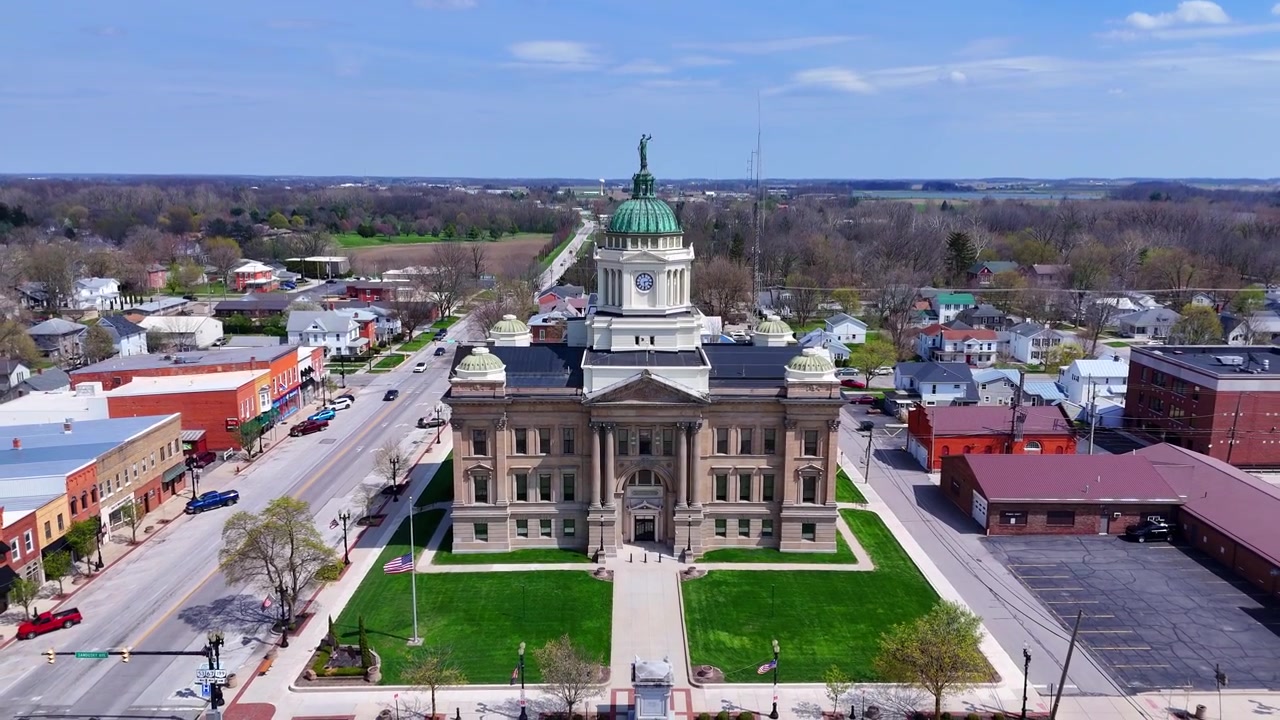 Upper Sandusky, Ohio'da bir adalet sembolü olan Wyandot Bölge Adliyesi.