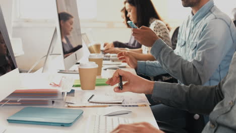 Manos-De-Primer-Plano-Escribiendo-En-Teclados-En-La-Oficina