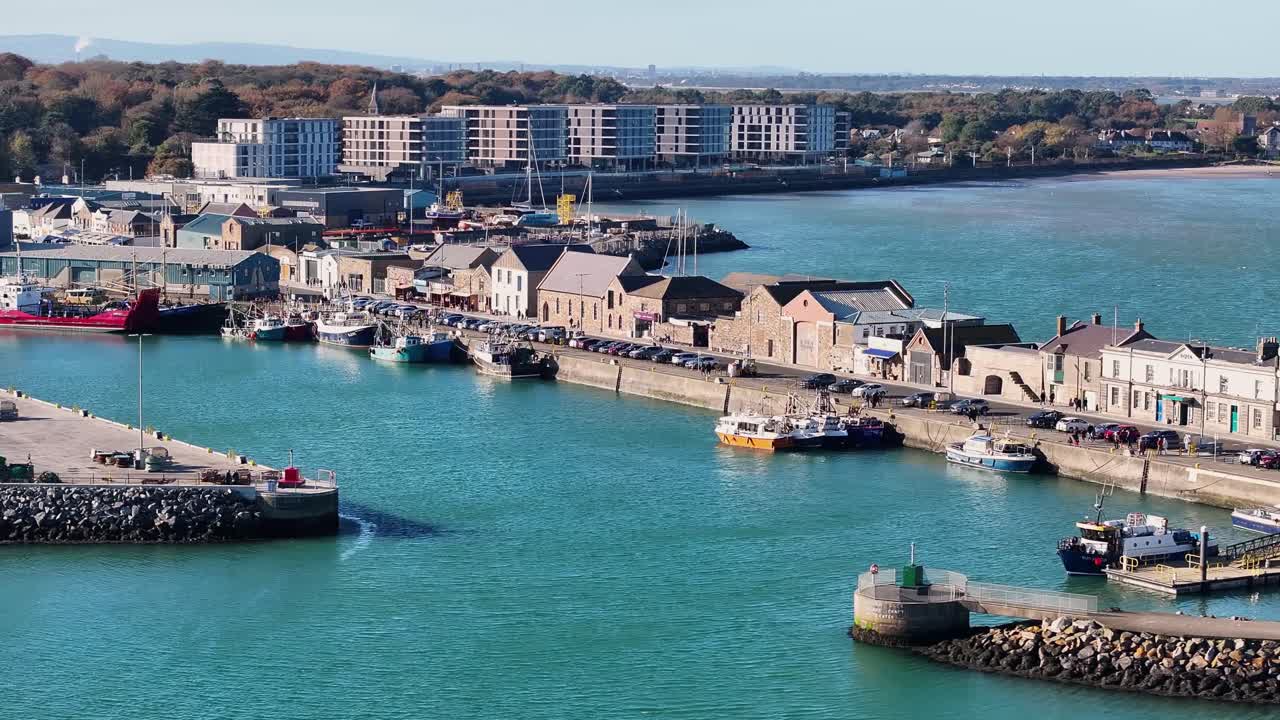 West Pier nel porto di Howth con lungomare, ristoranti e pescherie. Vista aerea della città irlandese