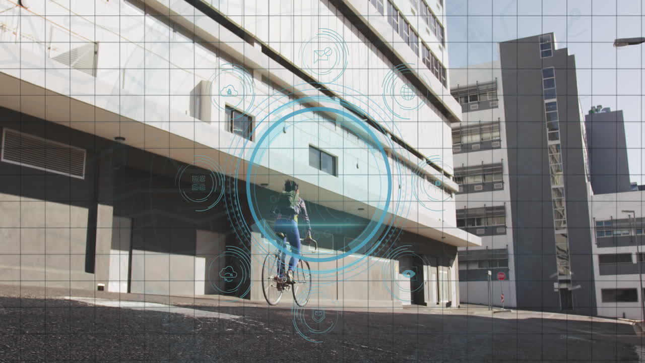 Animazione di testo sulla protezione dei dati, scudo e impronta digitale in cerchi, donna in bicicletta per strada.