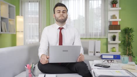 the businessman, who finds the idea bad and simple, refuses.