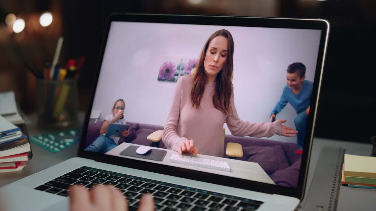 Primer plano de un freelancer irreconocible en una reunión online con una compañera a través de un portátil