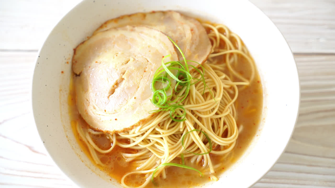 차 아슈 돼지 고기를 곁들인 돈 코츠라면