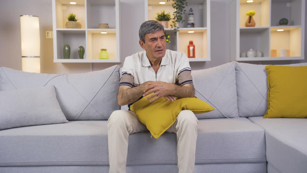 Anziano depresso e infelice