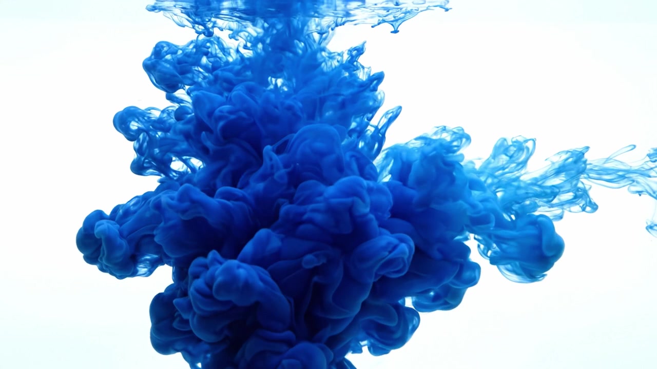 Una trasformazione ipnotizzante di inchiostro blu mentre si agita e si espande nell'acqua, catturando la bellezza della dinamica dei fluidi e della dispersione del colore.
