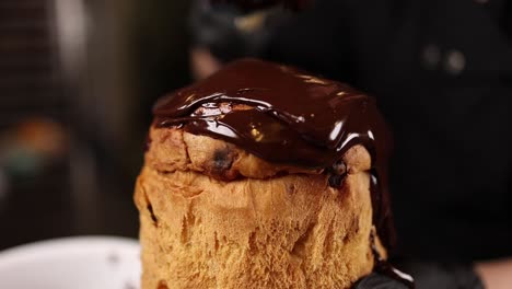 el glaseado de un panettone cubierto de chocolate