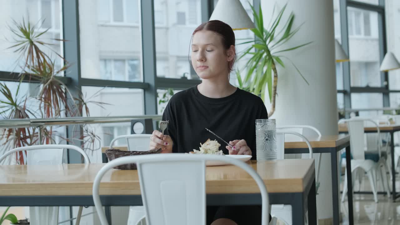 una mujer almorzando en un café.