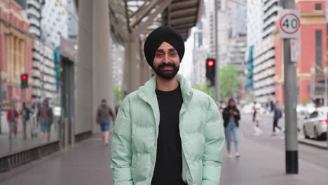 Guapo-Punjabi-Sikhi-Hombre-Vestido-Con-Turbante-Tradicional-Sonriendo-En-Cámara-En-La-Ciudad