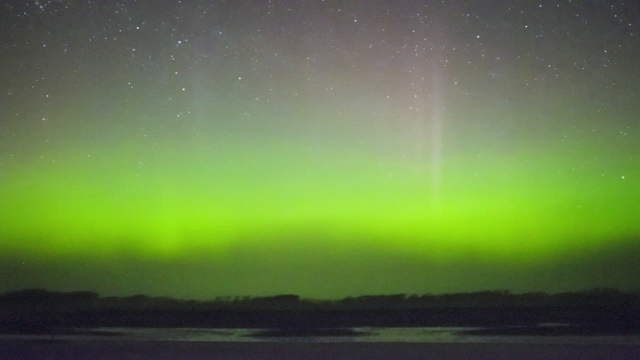 coloridas auroras boreales vistas desde el timelapse de la reserva de aves pantanosas