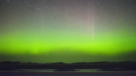 coloridas auroras boreales vistas desde el timelapse de la reserva de aves pantanosas