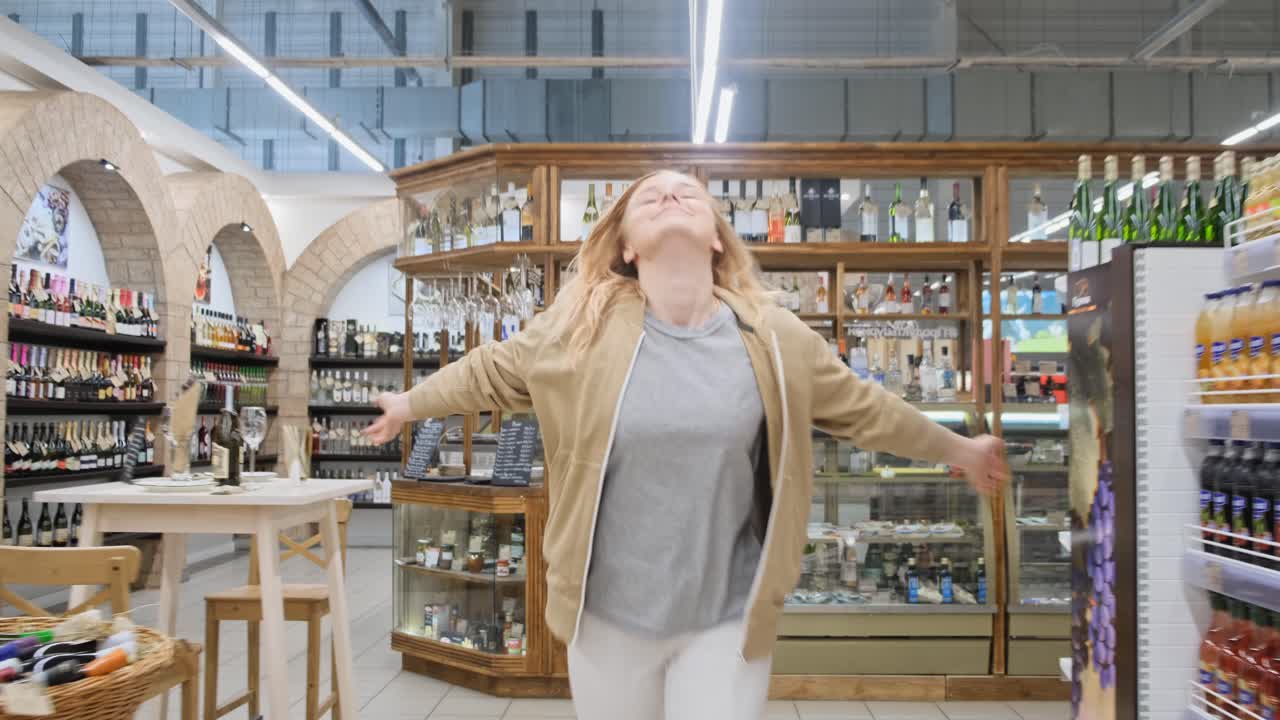 식료품 가게 에서 쇼핑 하는 행복 한 여자