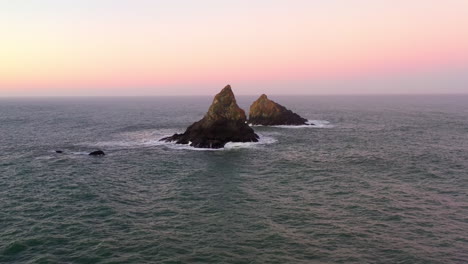 pilas de mar al amanecer cerca de brookings, costa de oregon