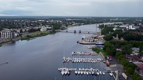 Alta-Antena-Del-Río-Pärnu-Y-El-Club-Náutico-En-Estonia