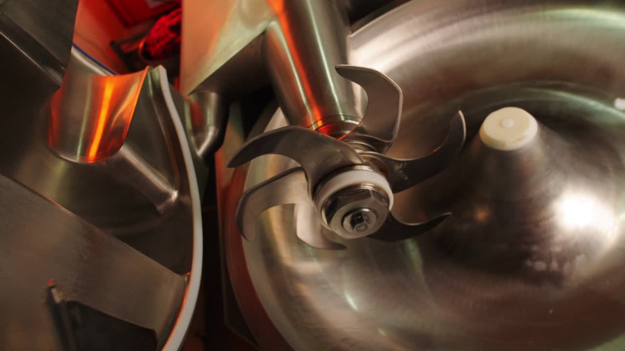 máquina herramienta de mezcla con cortador en taller de fabricación de salchichas