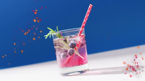 Animation-Von-Fallendem-Konfetti-Und-Cocktail-Auf-Blauem-Hintergrund