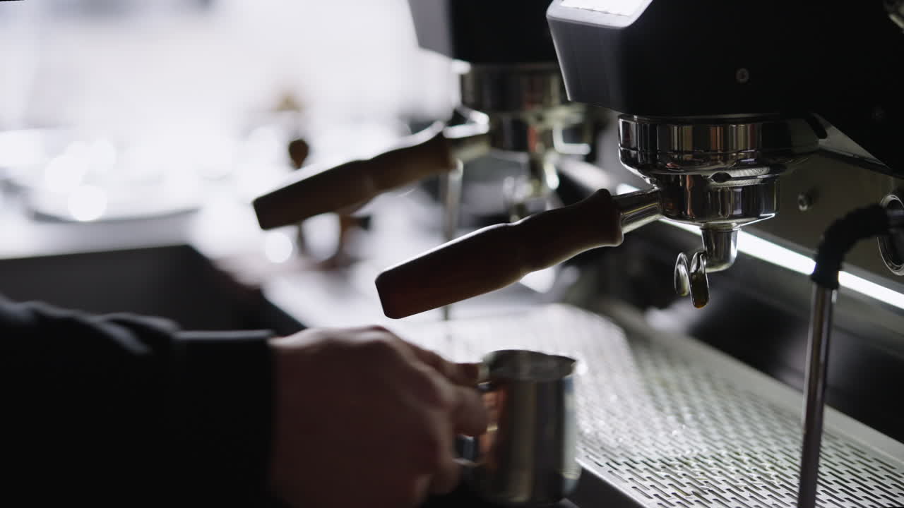 máquina de espresso en acción