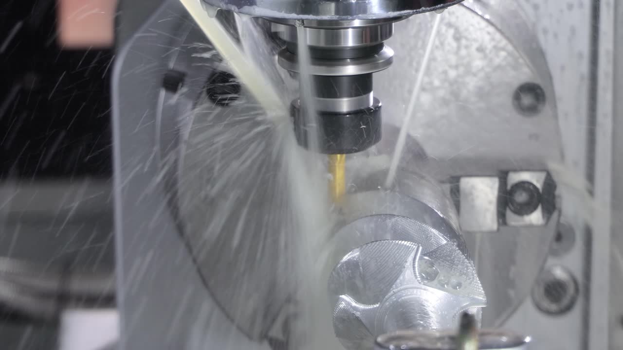 금속 가공 cnc 밀링 기계. 금속 절단 현대 가공 기술.