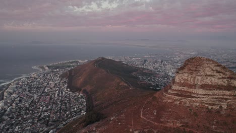 Vista-Del-Atardecer-De-Signal-Hill-Y-El-Centro-De-La-Ciudad-De-Ciudad-Del-Cabo-Desde-La-Montaña-Lion&#39;s-Head-En-Ciudad-Del-Cabo,-Sudáfrica