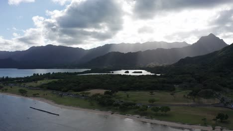 Amplia-Toma-Panorámica-Aérea-De-Un-Antiguo-Estanque-Costero-En-La-Isla-De-O&#39;ahu,-Hawaii