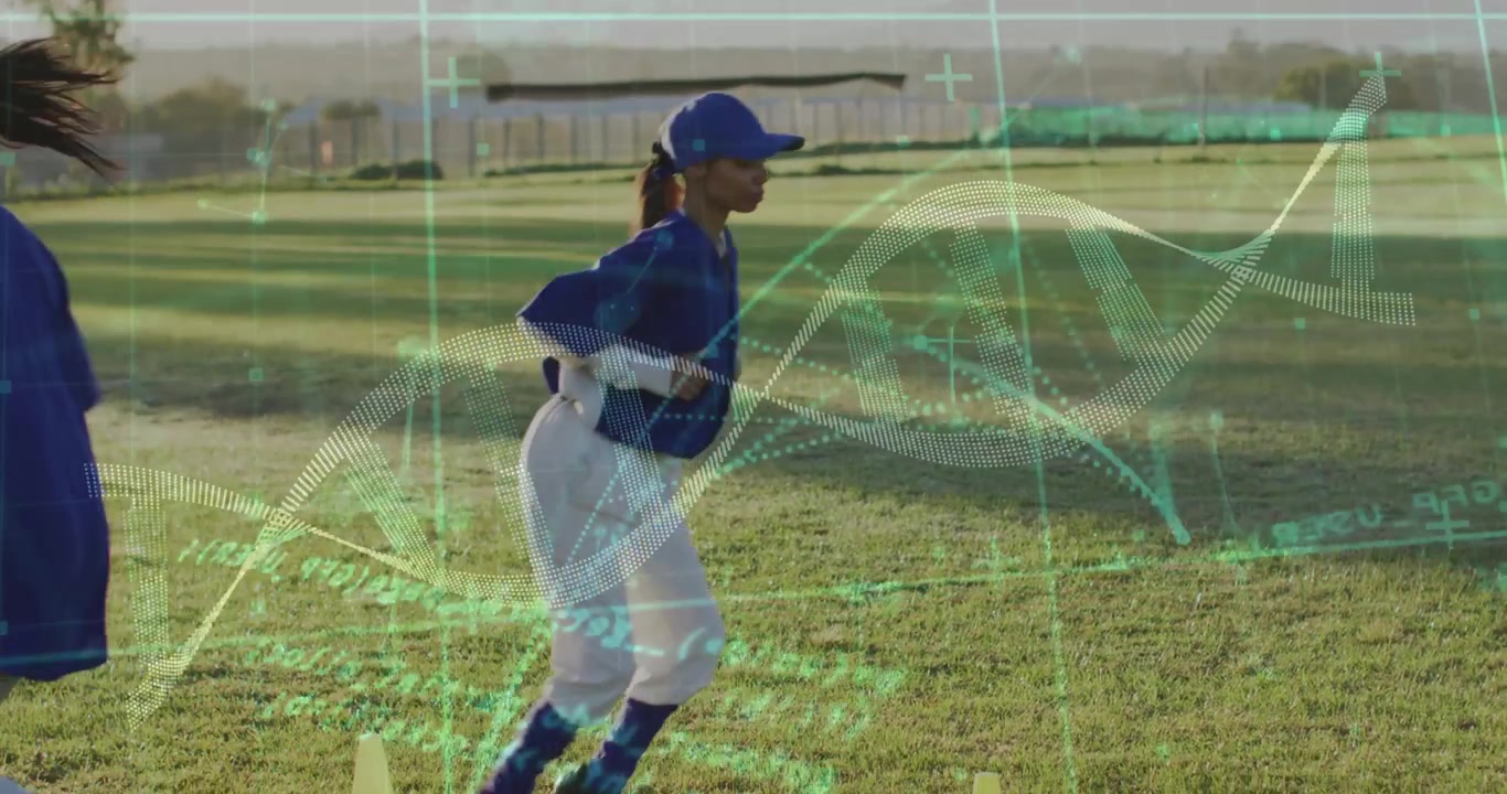 Atleta adolescente e compagno di squadra adulto che scattano al segnale intorno ai coni per l'allenamento di agilità, con grafica del DNA.