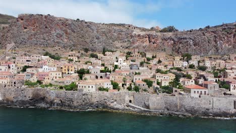 Casas-De-Pueblo-De-Monemvasia-En-El-Municipio-De-Laconia,-Grecia,-Ubicadas-En-Una-Isla-Atada-Frente-A-La-Costa-Este-Del-Peloponeso,-Vista-Aérea