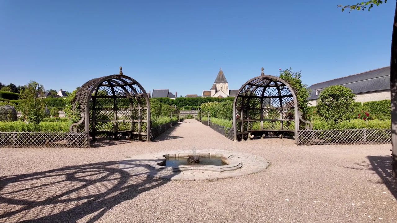 Giardini a parterre splendidamente curati a Villandry creano intricati disegni di siepi e sentieri.