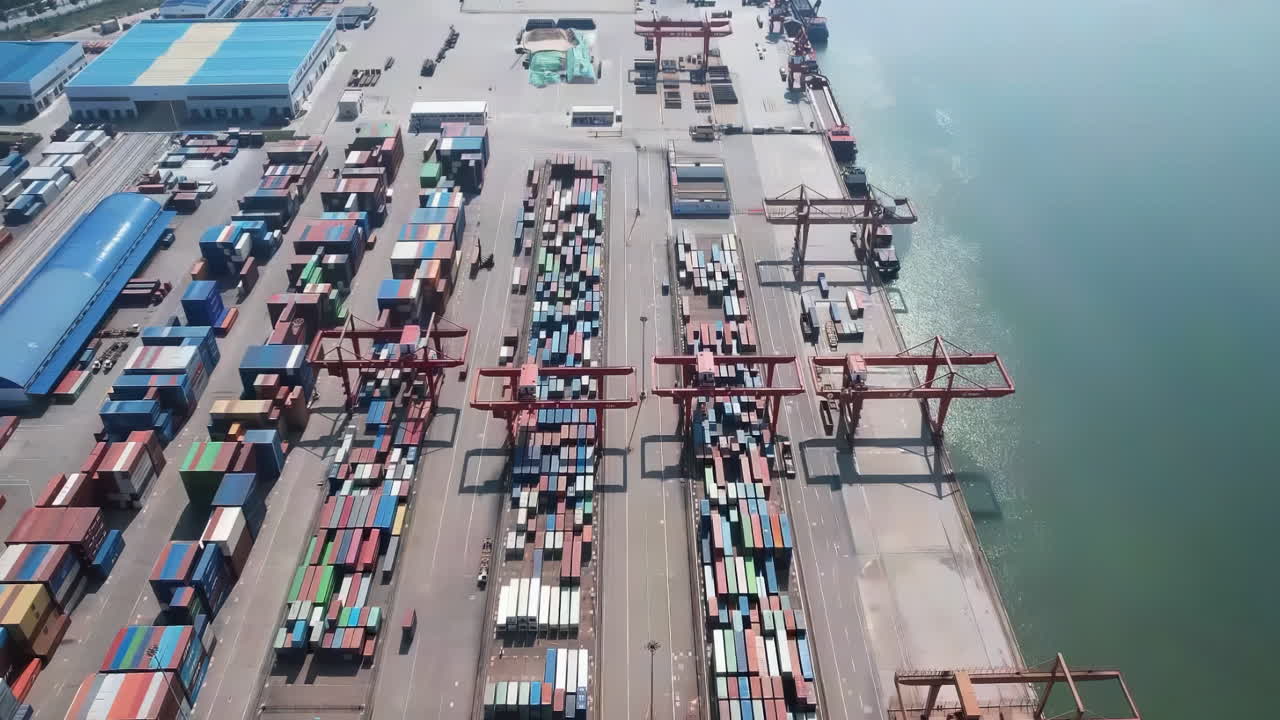 vista de pájaro de la terminal de contenedores centro logístico de transporte de carga industrial, puerto marítimo contenedores de carga de buques en el negocio de importación y exportación